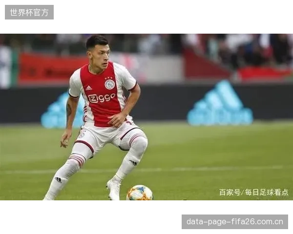 马丁内斯与后防线的默契是防守基石,高效的球权转换是反击战术的保障。 马丁内斯与后防线的默契是防守基石,高效的球权转换是反击战术的保障。